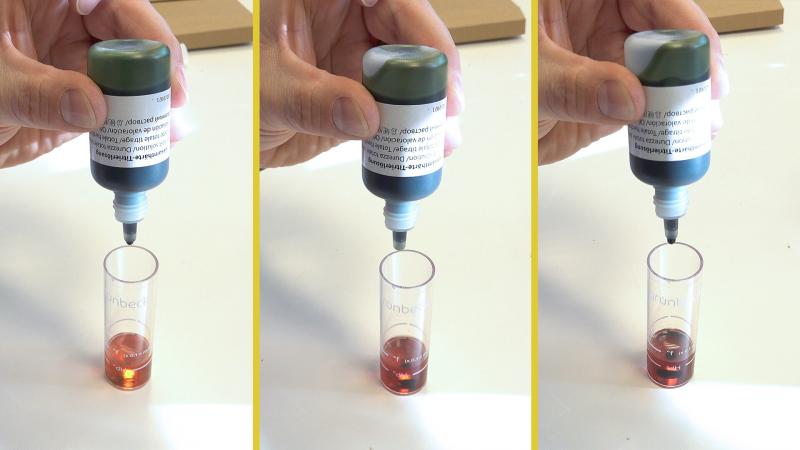 Wasser wird während der Zugabe rot