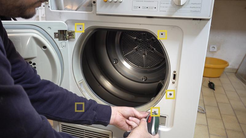 Weitere Schrauben der Front lösen