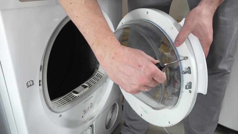 Neuen Griff verschrauben