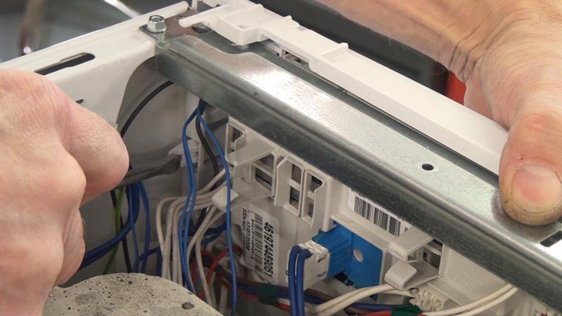 Verriegelung der Bedienblende lösen