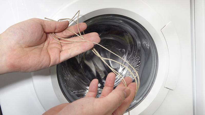 Bindfaden als Werkzeug zum Öffnen der Waschmaschine