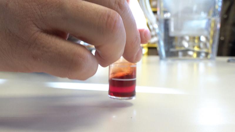 Flüssigkeit im Messbecher schwenken