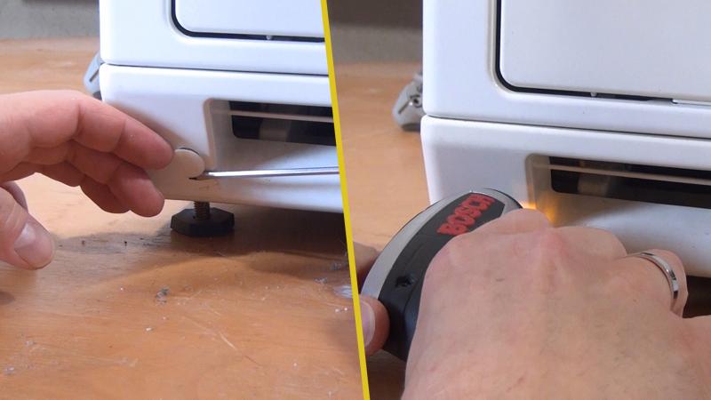 Schraubenabdeckung der Sockelblende entfernen Schraubenabdeckung der Sockelblende entfernen