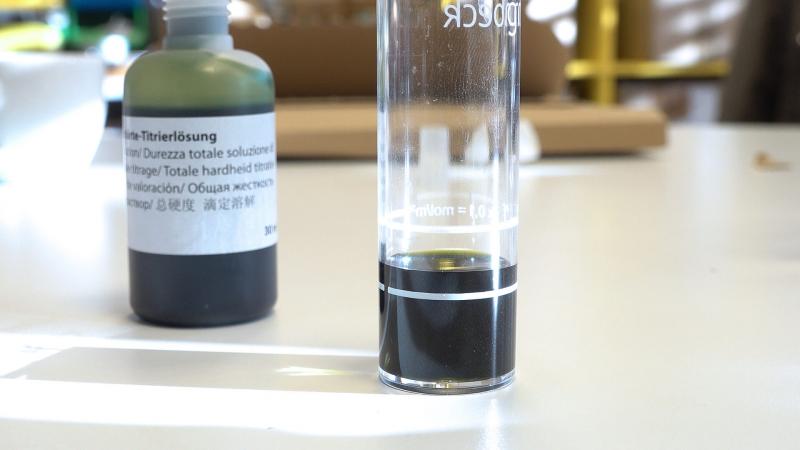 pH-Wert im Spülwasser mit Titrierlösung bestimmen pH-Wert im Spülwasser mit Titrierlösung bestimmen