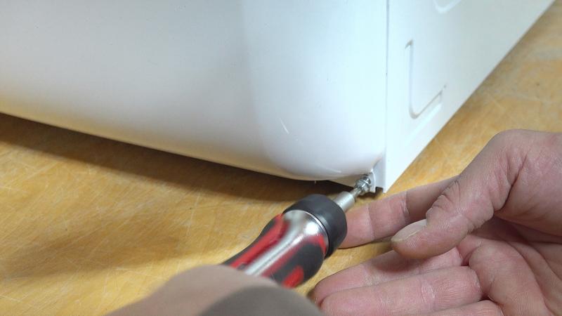 Schrauben der Seitenwand vorne im Sockelbereich