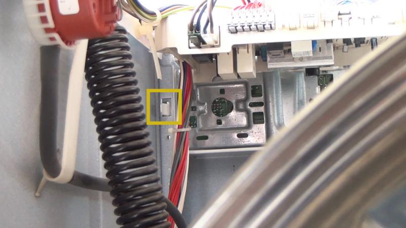 Verriegelung der Bedientafel lösen Verriegelung der Bedientafel lösen