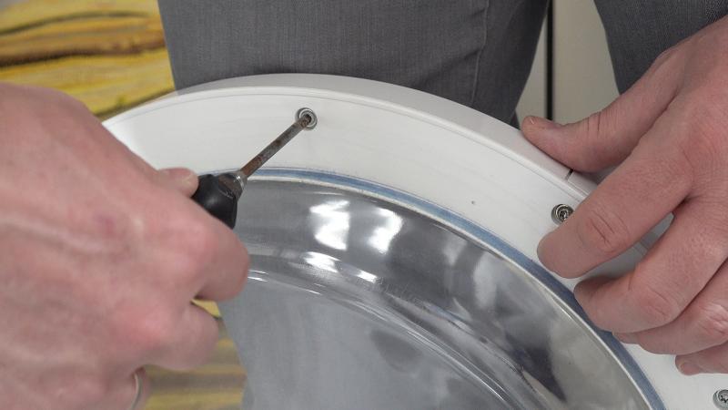 Anderen Schrauben des Rahmens nachziehen