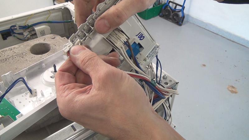 Kabelbelegung dokumentieren und Kabel der linken Seite abstecken Kabelbelegung dokumentieren und Kabel der linken Seite abstecken