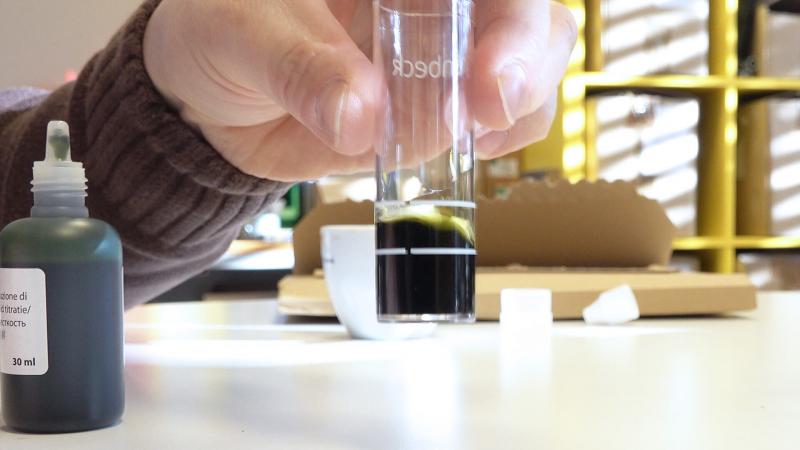 Wasser im Messbecher verfärbt sich grün