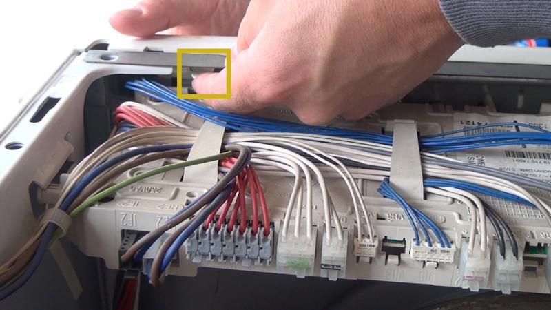 Verriegelung der Bedientafel lösen Verriegelung der Bedientafel lösen