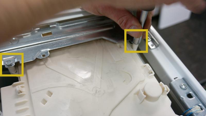 Schrauben des Waschmittelbehälters lösen Schrauben des Waschmittelbehälters lösen