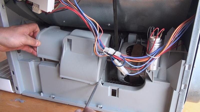 Abdeckung des Lüfterrades demontieren Abdeckung des Lüfterrades demontieren