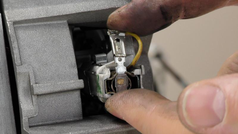 Neue Motorkohle anschließen