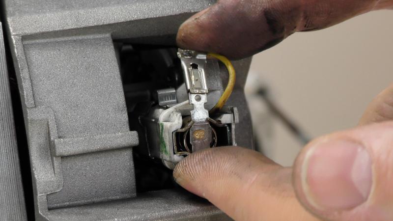 Neue Motorkohle anschließen