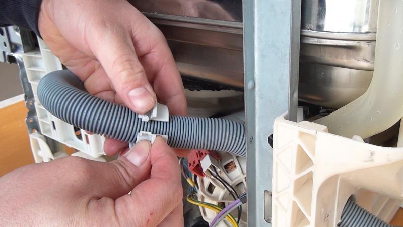 Durchführung des Ablaufschlauchs entfernen