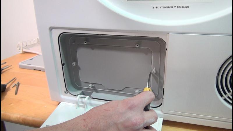 Luke mit dem Cuttermesser vorsichtig aufschneiden Luke mit dem Cuttermesser vorsichtig aufschneiden