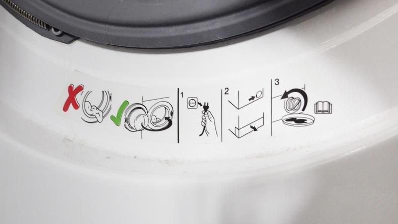 Anleitung am Rahmen der Waschmaschine bei einer Tür ohne Haken und ohne Notentriegelung