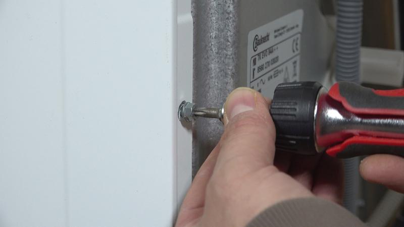 Schrauben der Seitenwand-Rückwand-1