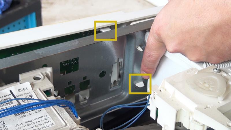 Widerhaken der Bedientafel lösen 03 Widerhaken der Bedientafel lösen 03