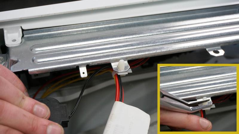 Clip der Kabelsicherung lösen Clip der Kabelsicherung lösen