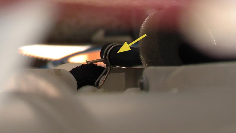 Anschluss Schlauch von der Luftfalle abstecken Anschluss Schlauch von der Luftfalle abstecken