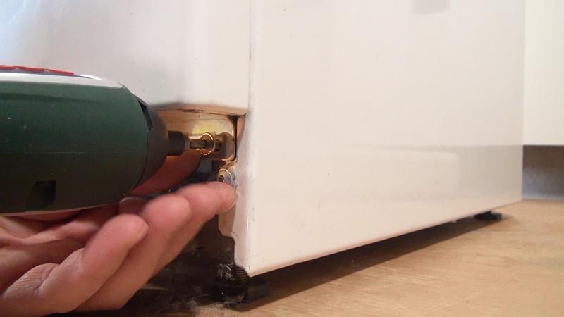 Schraube der Front entfernen Schraube der Front entfernen