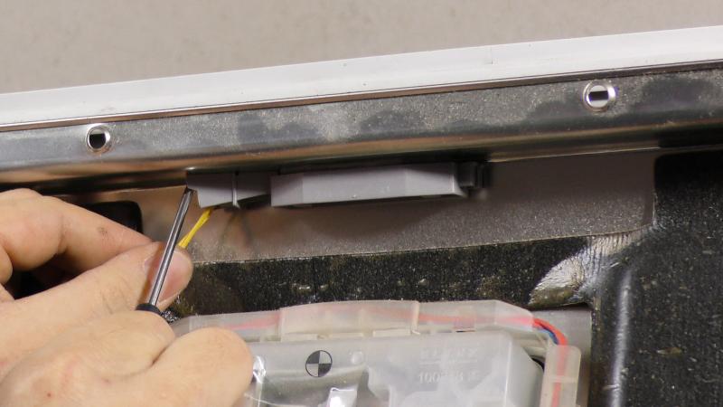 Spülmaschine untere Türdichtung wechseln-Kabel des Türschlosses entfernen Spülmaschine untere Türdichtung wechseln-Kabel des Türschlosses entfernen