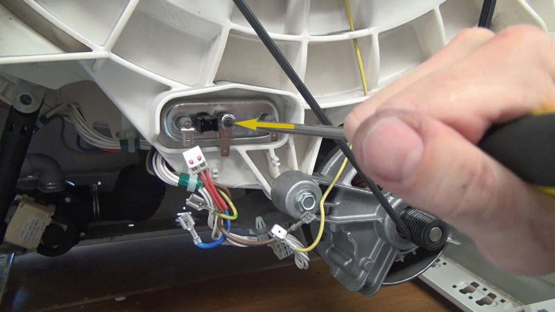 Schraube samt Gewinde nach innen drücken Schraube samt Gewinde nach innen drücken