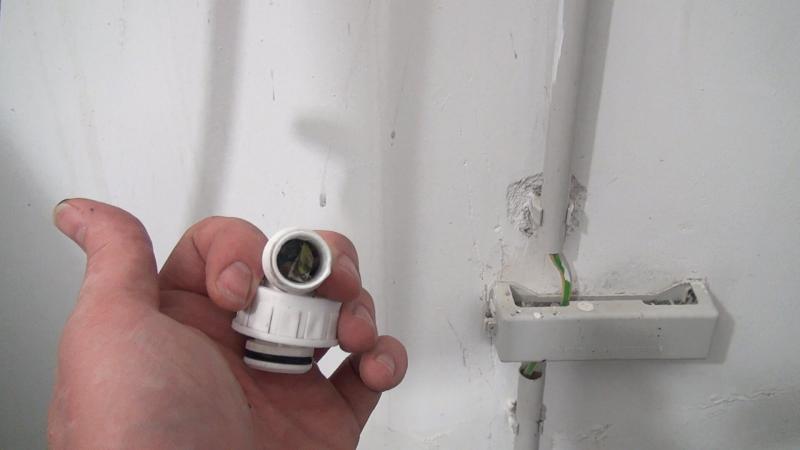 Sichtbare Fremdkörper im Knie des Ablaufschlauches Sichtbare Fremdkörper im Knie des Ablaufschlauches