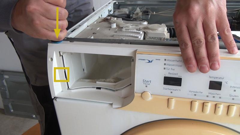 Widerhaken der Bedientafel lösen 04 Widerhaken der Bedientafel lösen 04