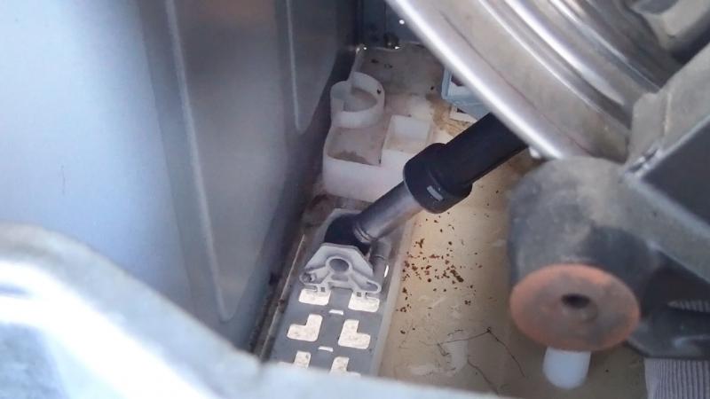 Stoßdämpfer unten einrasten Stoßdämpfer unten einrasten