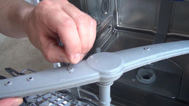 Verstopfungen des unteren Spülarms entfernen Verstopfungen des unteren Spülarms entfernen