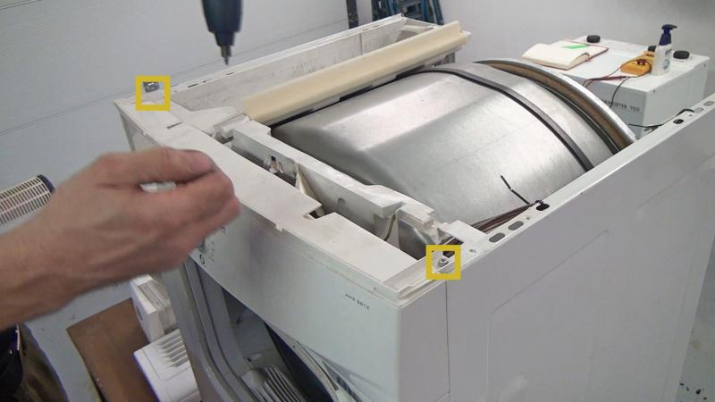 Schrauben des Bedienelements entfernen Schrauben des Bedienelements entfernen