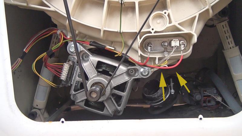 Eventuell Fremdkörper durch die Öffnung des Ablaufbalges entfernen Eventuell Fremdkörper durch die Öffnung des Ablaufbalges entfernen