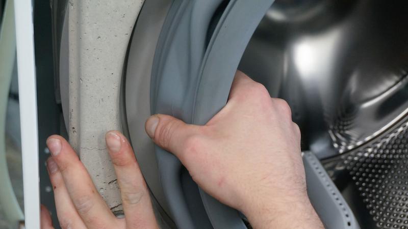 Türmanschette links überstülpen