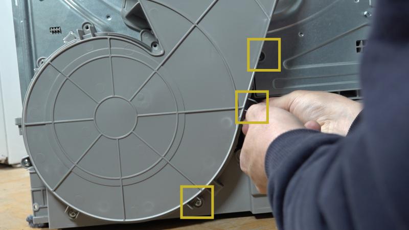 Schrauben des Luftkanal entfernen Schrauben des Luftkanal entfernen