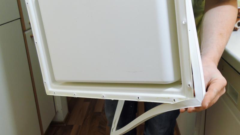 Neue Türdichtung über das untere Eck ziehen Neue Türdichtung über das untere Eck ziehen