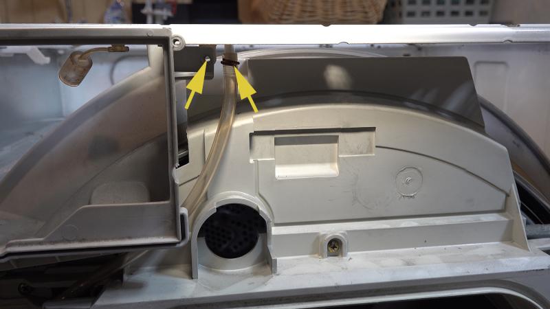 Seitlichen Schlauch des Kondensatbehältergehäuses entfernen