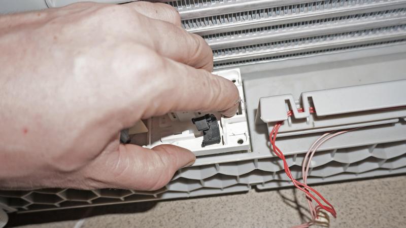 Kondensorpumpe ausbauen