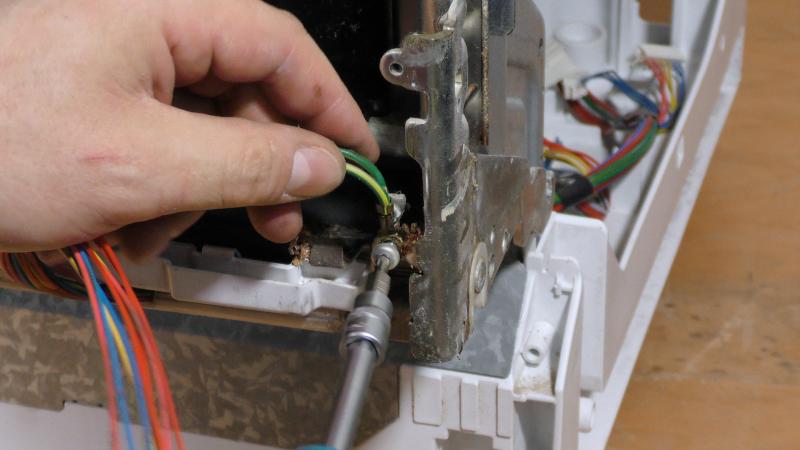 Spülmaschine untere Türdichtung wechseln-Erdung anschließen Spülmaschine untere Türdichtung wechseln-Erdung anschließen