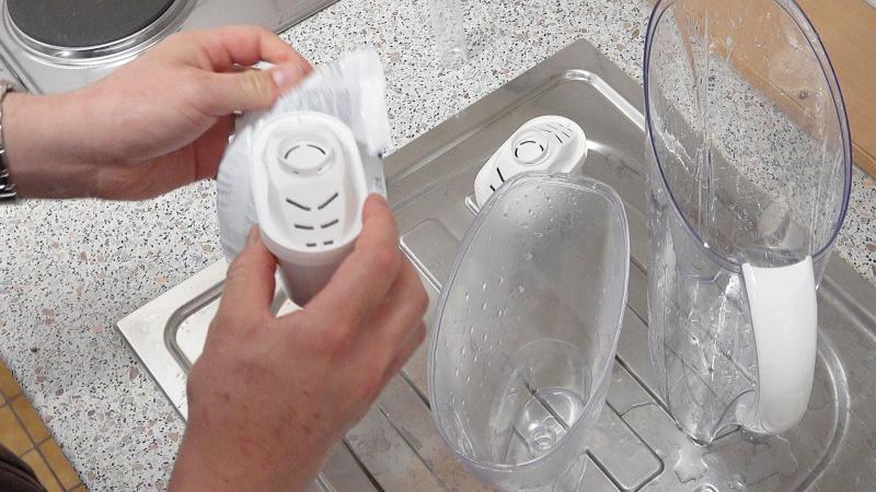 Wasserfilter in Kanne austauschen