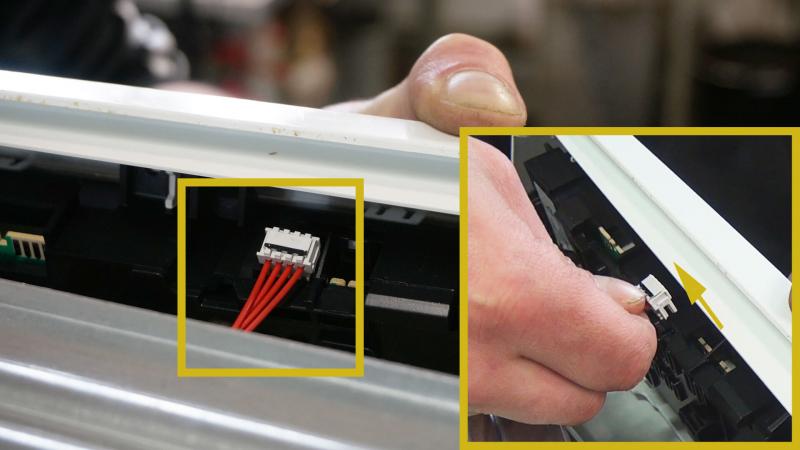 Kabel des Bedienfeldes lösen Kabel des Bedienfeldes lösen