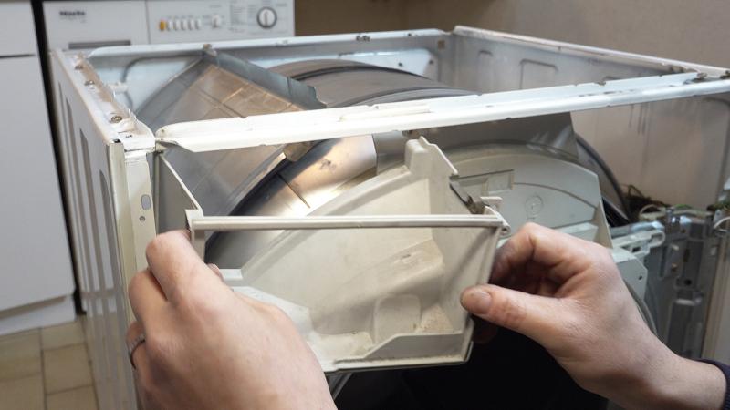 Kondensatbehältergehäuse entfernen