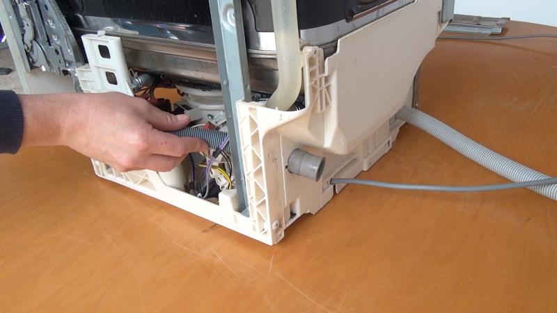 Ablaufschlauch ausfädeln