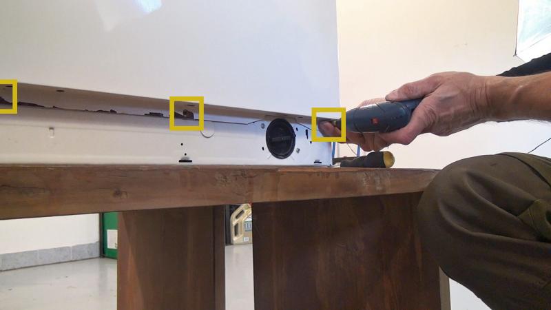 Schrauben der Front im Sockelbereich entfernen