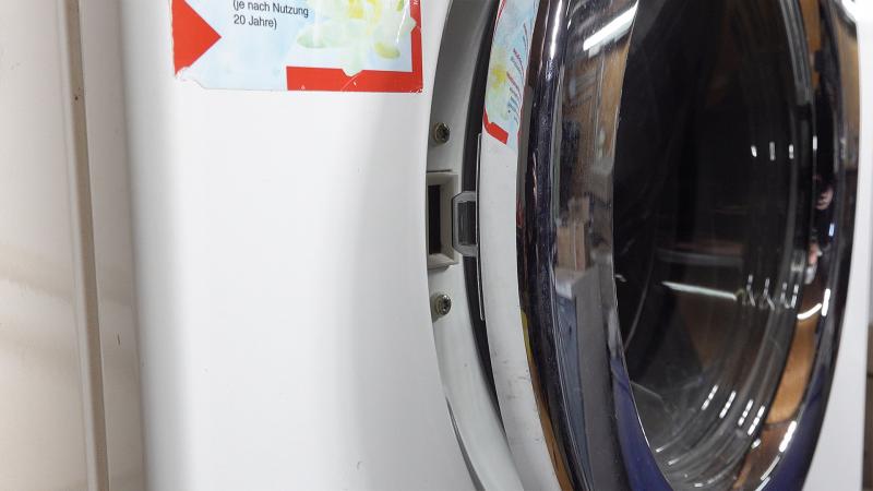 Nach dem Ziehen der Notentriegelung ist die Tür offen