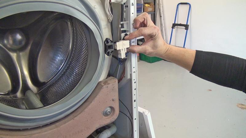 Türschloss von der Aufnahme lösen Türschloss von der Aufnahme lösen