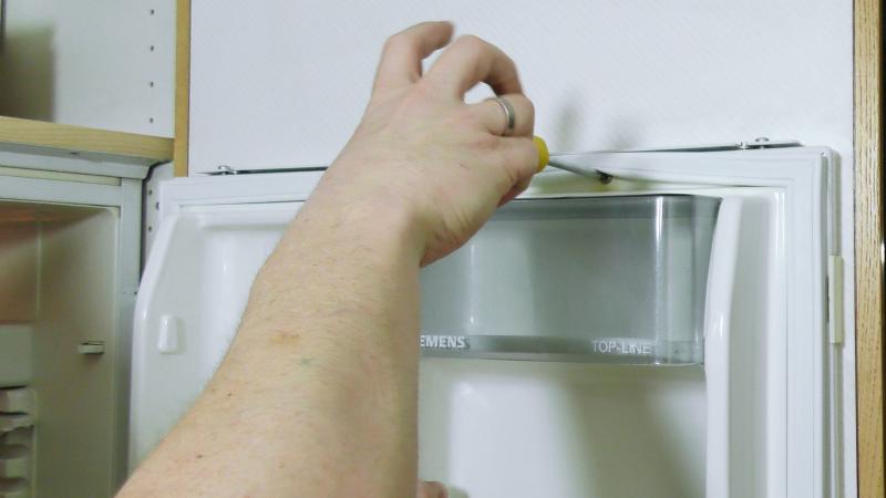 Türverkleidung mit der Schraube fixieren Türverkleidung mit der Schraube fixieren