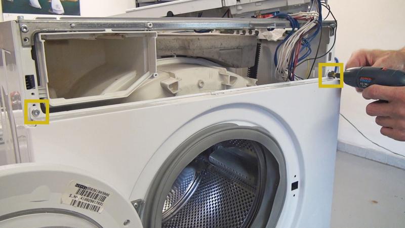 Oberen Schrauben der Front entferne