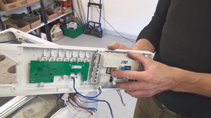 Elektronik in die Bedienblende einsetzen